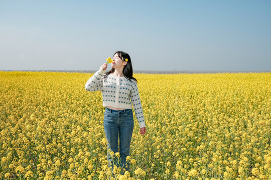 油菜花海里的女子