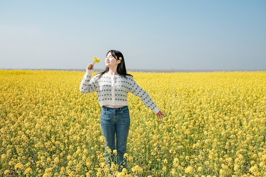 油菜花海里的女子