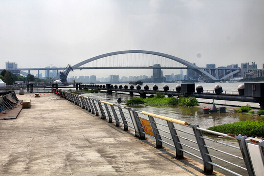 上海黄浦江边卢浦大桥