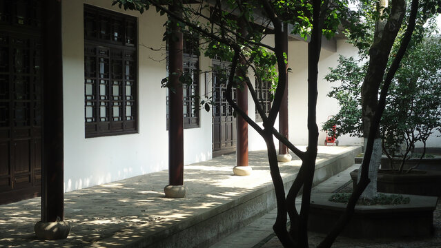 中式庭院走廊光影