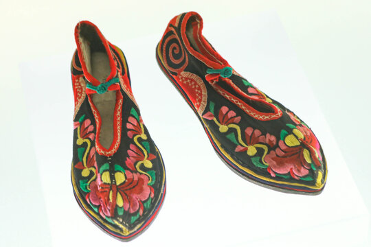 羌族绣花女鞋