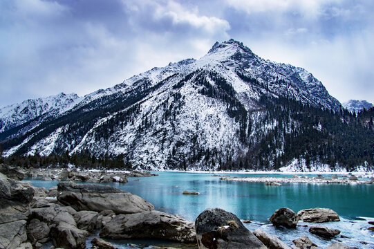 雪山湖泊