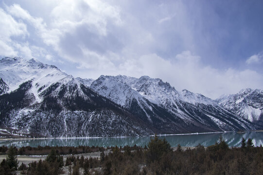 雪山然乌湖