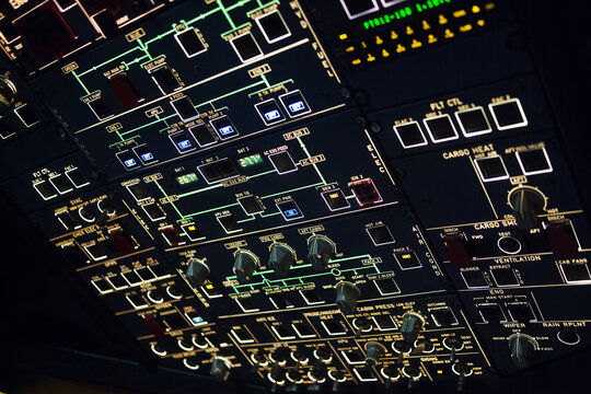 空客A320飞机驾驶舱顶板