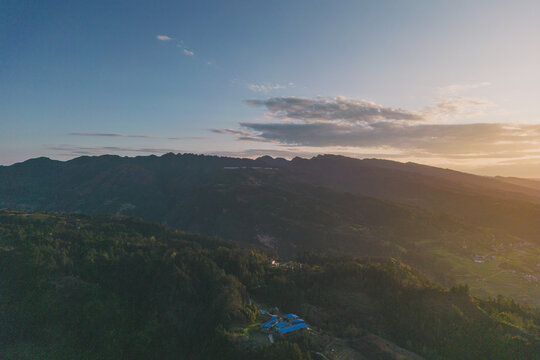 西南地区夕阳西下山峦倒影风景