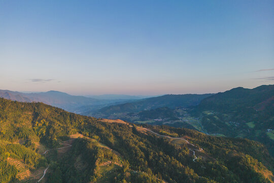 西南地区夕阳西下山峦倒影风景