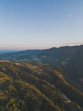 西南地区夕阳西下山峦倒影风景