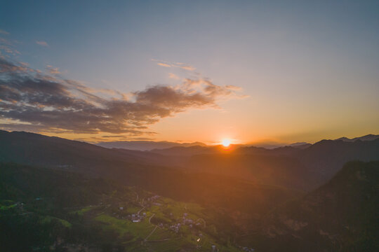 西南地区夕阳西下山峦倒影风景