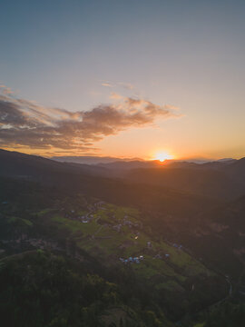 西南地区夕阳西下山峦倒影风景