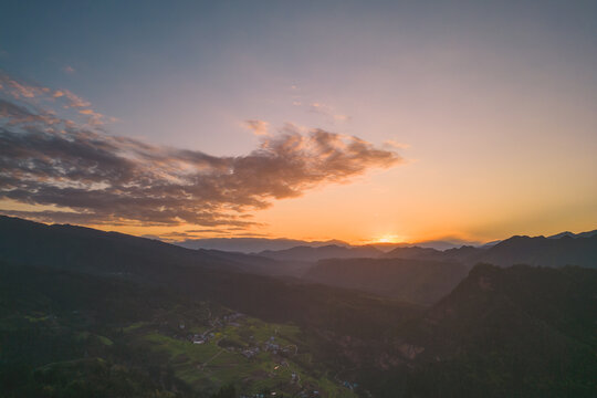 西南地区夕阳西下山峦倒影风景