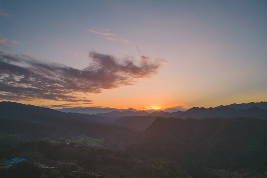 西南地区夕阳西下山峦倒影风景