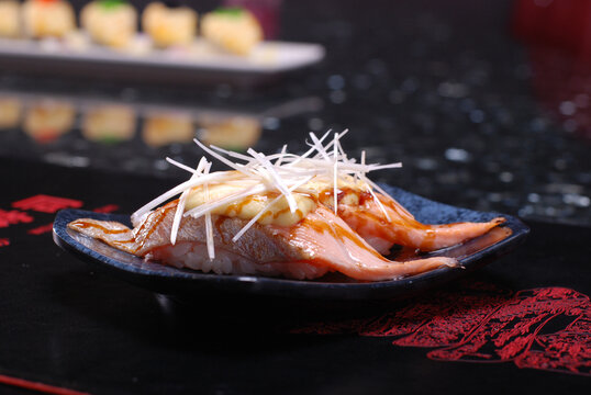 火焰流水三文鱼腩寿司