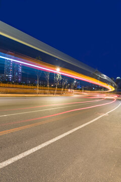 中国哈尔滨道路建筑夜景