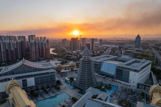 桂林城市建筑一院两馆夕阳