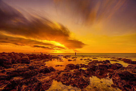 唯美大海海边夕阳晚霞火烧云