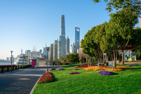 上海陆家嘴建筑和地面草坪