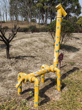 废旧下水管利用长颈鹿造型