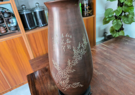 坭兴陶雕刻花瓶