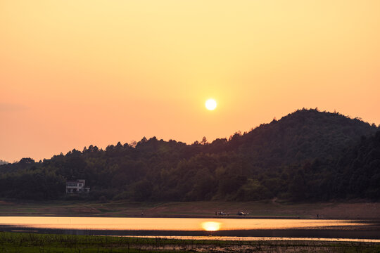 山间水库夕阳落日