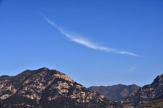 蓝天流云高山