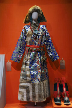 康巴藏族妇女盛装