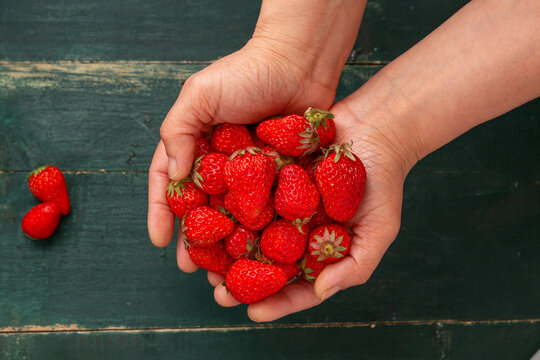 捧在手里的草莓