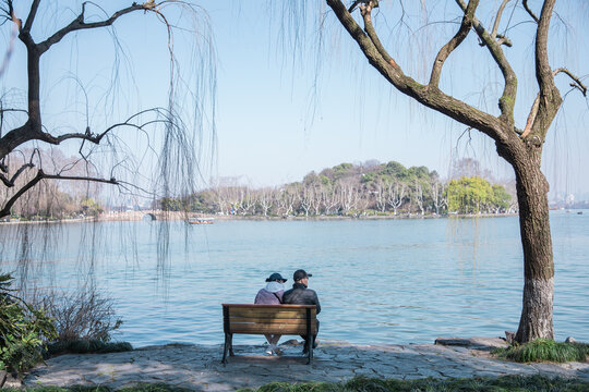 湖边椅子上看风景