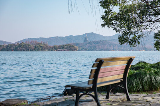 湖畔的长椅