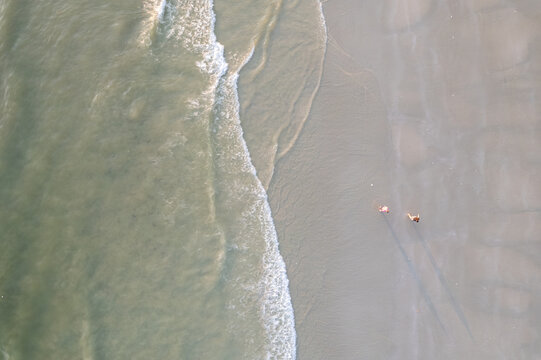 航拍大海海浪冲击沙滩