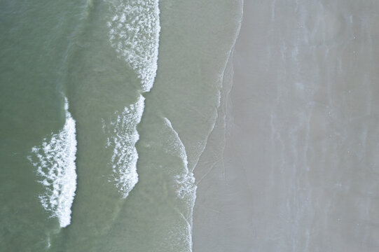 航拍大海海浪冲击沙滩