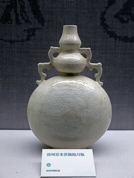 清漳州窑米黄釉抱月瓶