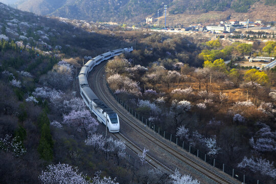 居庸关下开往春天的火车