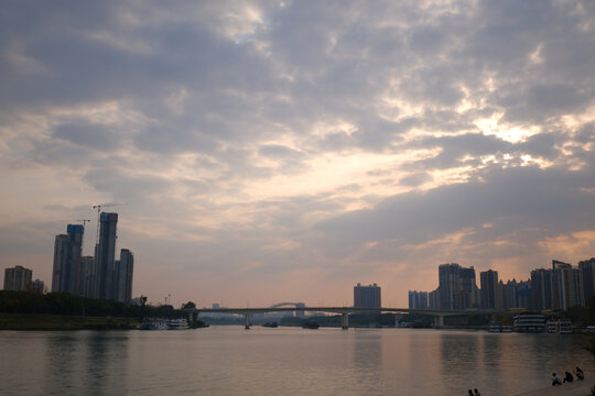 城市江景多云天气