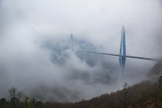 雾中的平塘特大桥