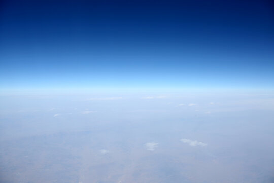 高空飞行途中的蓝天