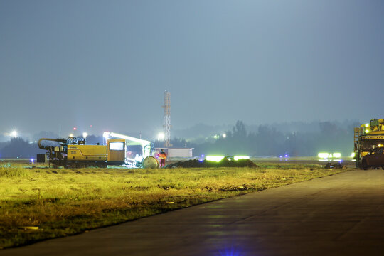 夜晚施工中的沈阳桃仙机场