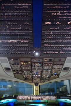 波音B757飞机驾驶舱顶板