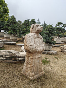 生肖狗石雕像