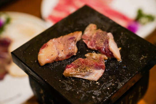 岩石烧肥牛烤肉日料美食