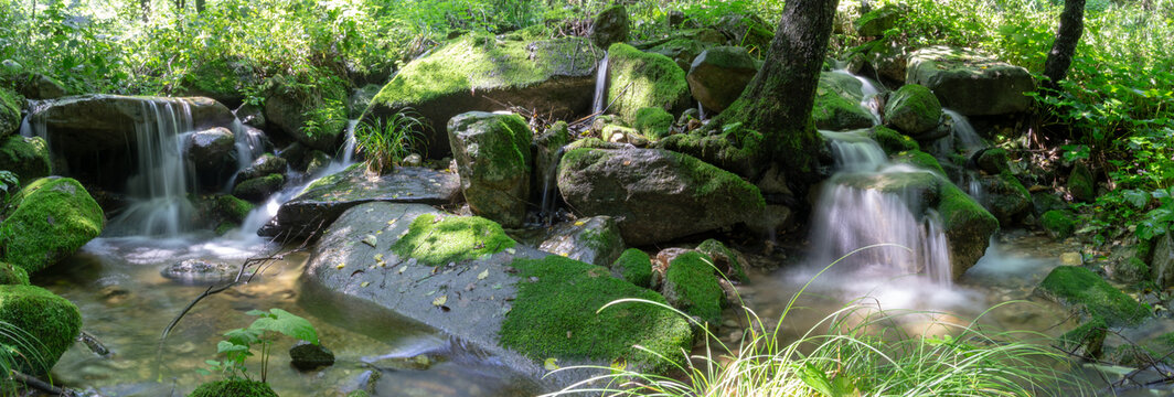 秦岭溪流瀑布