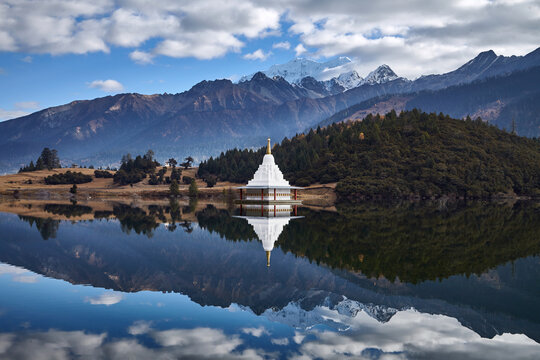 藏族白塔与风景