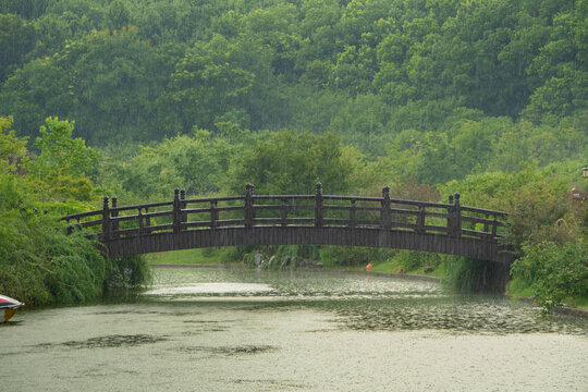 雨中山水间的拱桥