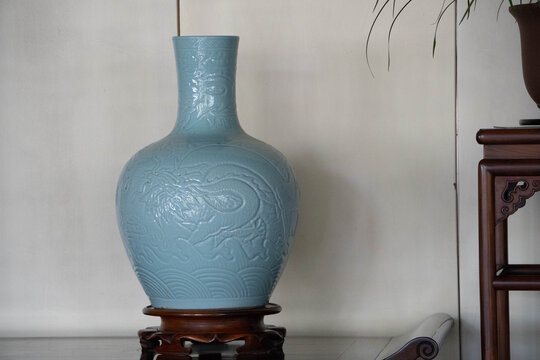 浅蓝色古董花瓶