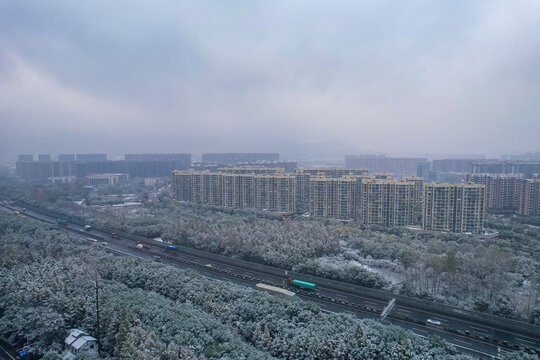 杭州下雪天的丁桥与城市道路