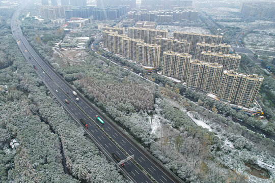 杭州下雪天的丁桥与城市道路