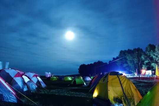 月光下的露营地