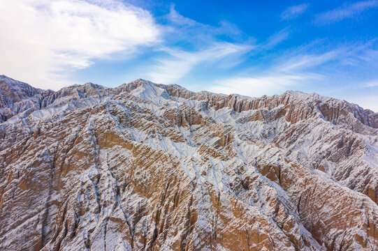 山岭岩层残雪