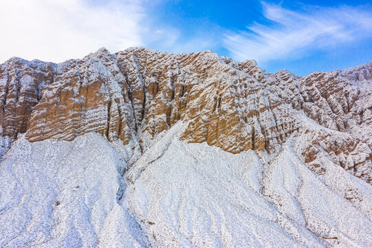 山岭岩层残雪