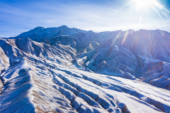 逆光山岭雪景