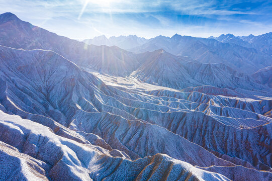 逆光航拍雪域高原山岭